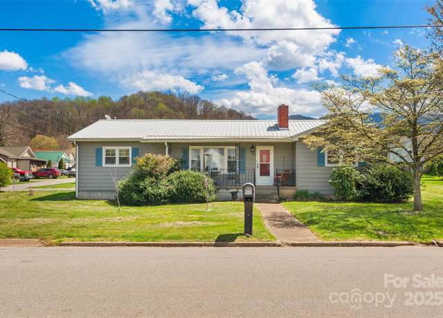 Property at 641 Camelot Dr, Waynesville, NC 28786, 3 beds, 1.5 baths