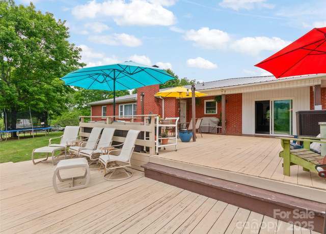 Property at 391 Ellen Ave, Canton, NC 28716, 2 beds, 1.5 baths