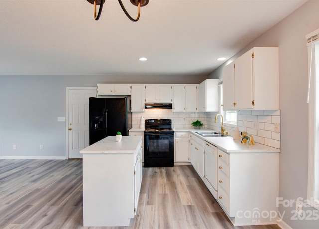 Property at 301 Walkers Ridge Dr, Shelby, NC 28152, 3 beds, 2 baths
