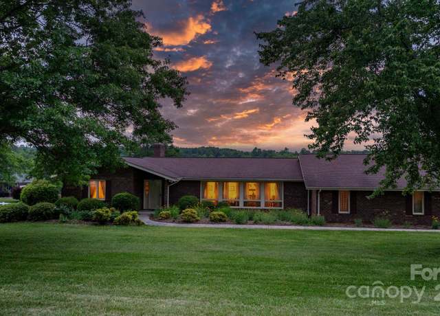 Property at 2448 Moss Farm Rd, Hickory, NC 28602, 3 beds, 2.5 baths