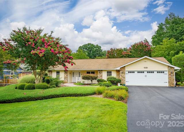 Property at 32 Stone House Rd, Hendersonville, NC 28739, 3 beds, 2 baths