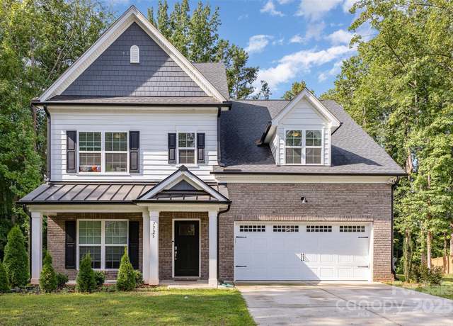 Property at 7725 Shalom Dr, Charlotte, NC 28216, 5 beds, 3.5 baths