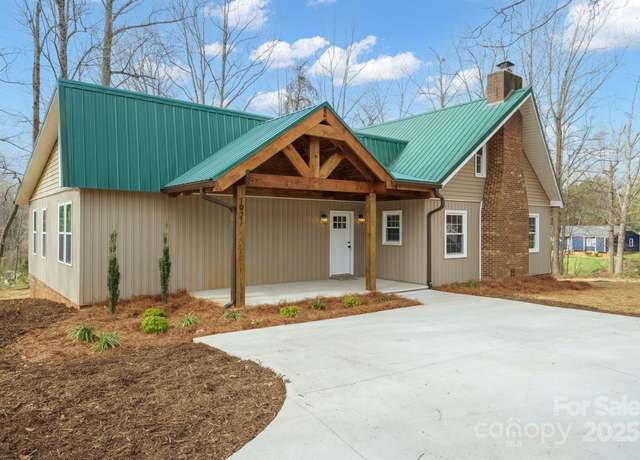 Property at 1921 Woodridge Dr, Hickory, NC 28602, 3 beds, 2.5 baths
