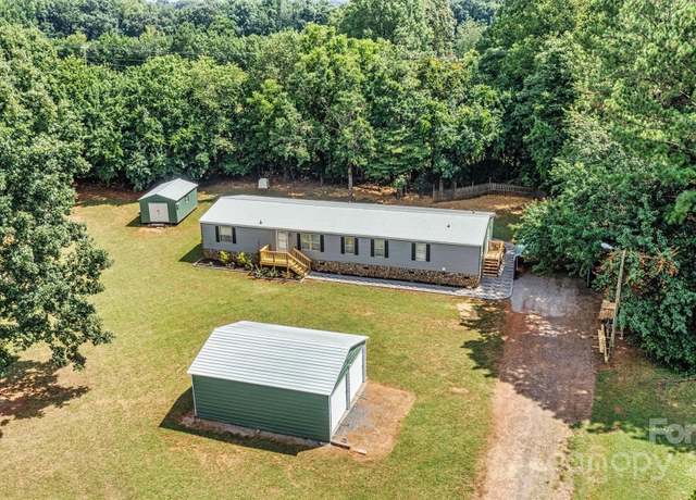 Property at 2800 N Brushwood Cir, Newton, NC 28658, 3 beds, 2 baths