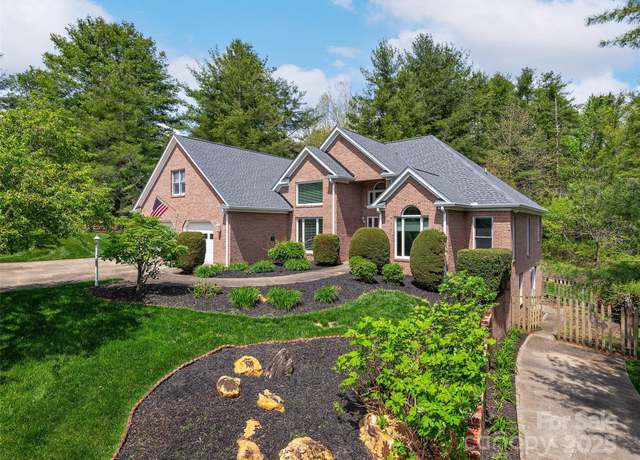 Property at 907 Rickel Dr, Hendersonville, NC 28739, 4 beds, 4.5 baths