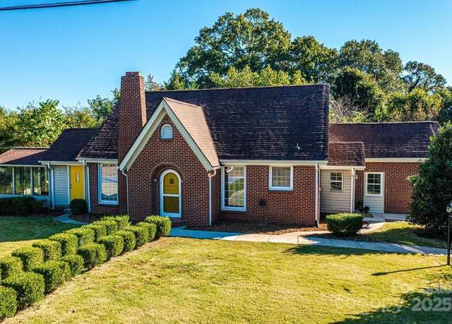 Property at 815 6th Ave SW, Hickory, NC 28602, 3 beds, 2 baths