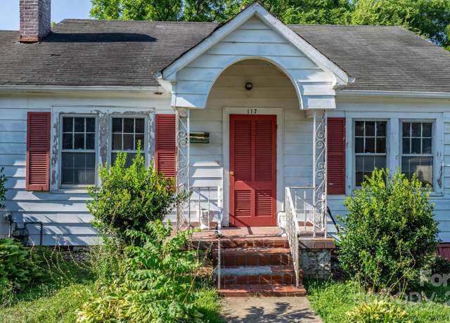 Property at 117 3rd Ave SW, Hickory, NC 28602, 3 beds, 1 bath