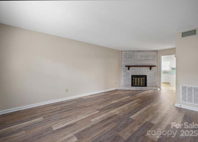 Property at 1330 5th St NE, Hickory, NC 28601, 2 beds, 1.5 baths