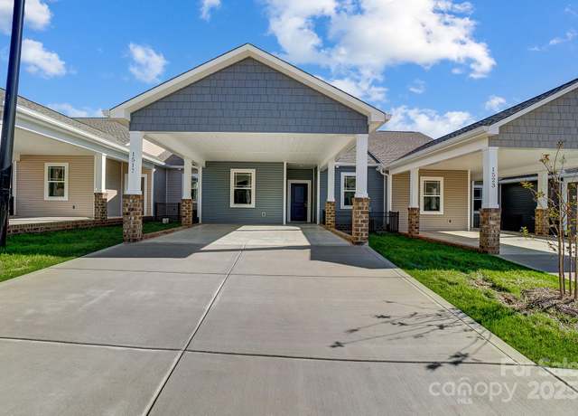Property at 1517 28th Street Pl SE, Hickory, NC 28602, 3 beds, 2 baths