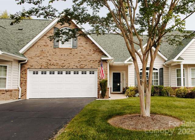 Property at 47 Victoria Park Dr, Hendersonville, NC 28792, 3 beds, 2.5 baths