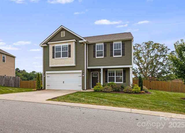 Property at 206 Marathon Ln, Candler, NC 28715, 3 beds, 2.5 baths
