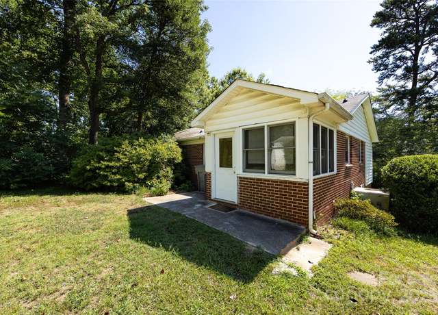 Property at 2001 Mcdonald Dr, Charlotte, NC 28216, 3 beds, 1 bath