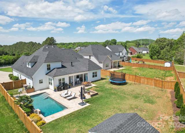 Property at 959 Robinson Rd, Gastonia, NC 28056, 4 beds, 4.5 baths