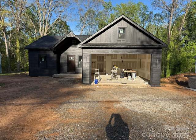 Property at 122 39th Avenue Ct NW, Hickory, NC 28601, 3 beds, 2 baths