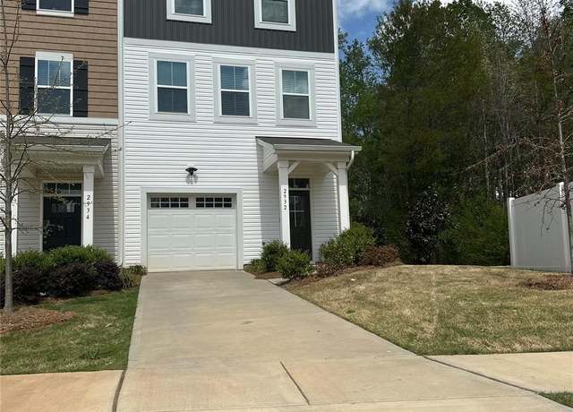Property at 2932 Pirates Pl, Charlotte, NC 28216, 3 beds, 3.5 baths