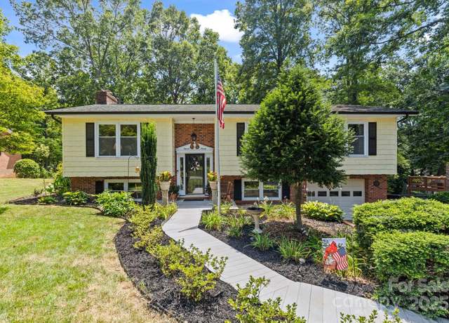 Property at 1190 18th Ave NE, Hickory, NC 28601, 4 beds, 2 baths