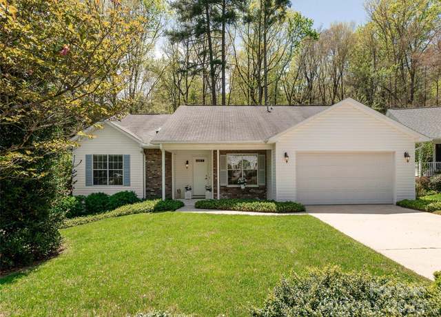Property at 2921 Middleton Pl, Hendersonville, NC 28791, 3 beds, 2 baths