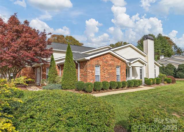 Property at 34 Lake Pointe Cir, Hendersonville, NC 28792, 3 beds, 2 baths