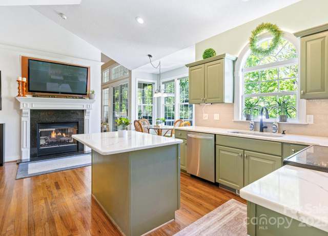 Property at 127 Poppy Ln, Asheville, NC 28803, 4 beds, 4 baths