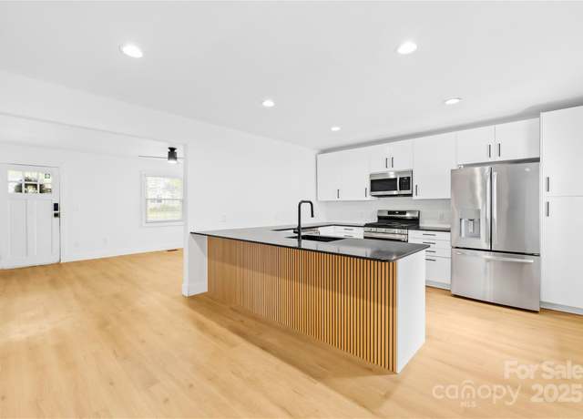 Property at 1409 Effingham Rd, Charlotte, NC 28208, 3 beds, 3 baths