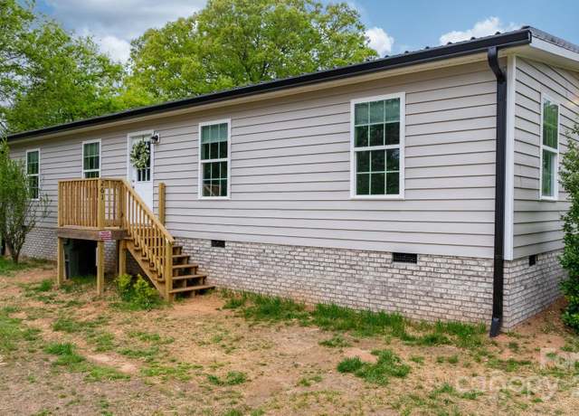 Property at 261 8th Avenue Dr SE, Hickory, NC 28602, 4 beds, 2 baths