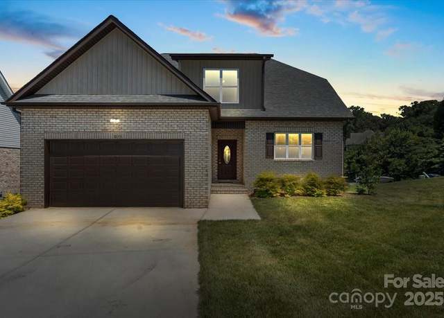 Property at 1033 12th Avenue Dr NW, Hickory, NC 28601, 4 beds, 2.5 baths