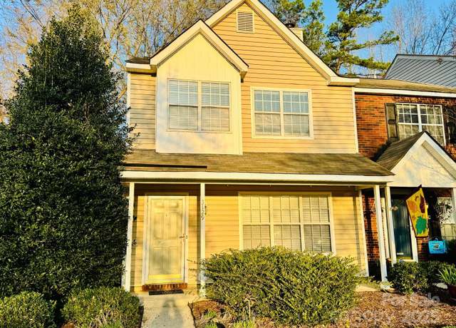 Property at 3129 Brockhampton Ct, Charlotte, NC 28269, 3 beds, 2.5 baths