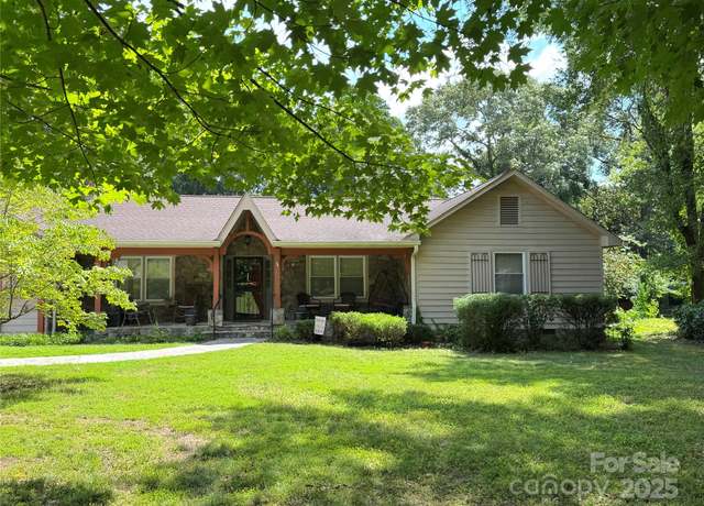 Property at 1306 7th St NW, Hickory, NC 28601, 3 beds, 3 baths