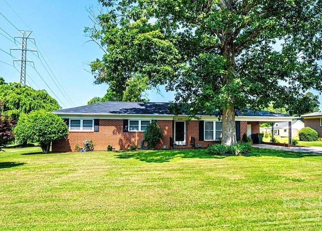 Property at 2309 13th Street Dr NE, Hickory, NC 28601, 3 beds, 1.5 baths
