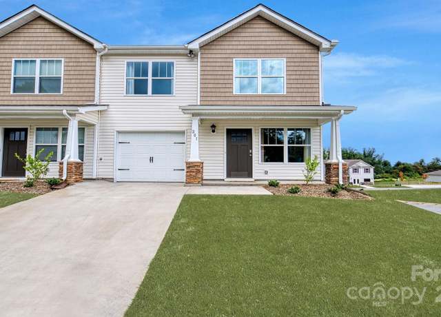 Property at 59 Clear Creek Ln, Waynesville, NC 28785, 3 beds, 2.5 baths