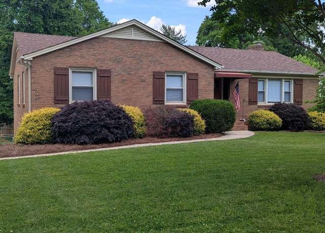Property at 715 Gentry Pl, Charlotte, NC 28210, 4 beds, 3.5 baths