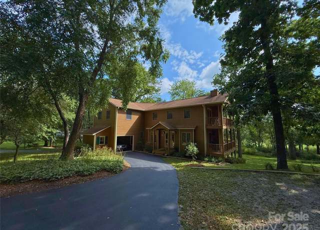 Property at 200 Newman Dr, Hendersonville, NC 28792, 3 beds, 2.5 baths