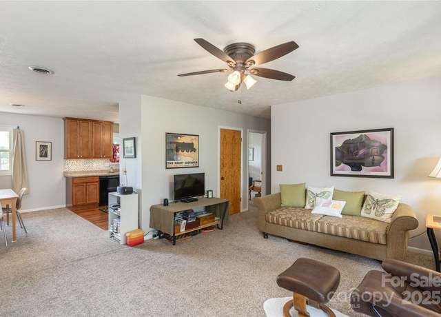 Property at 103 Oakwood Pl Unit 4, Hendersonville, NC 28792, 3 beds, 2 baths