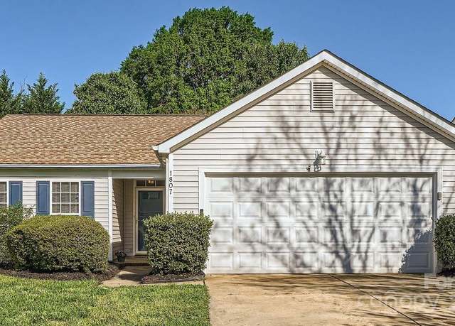 Property at 1807 Oakdale Green Dr, Charlotte, NC 28216, 3 beds, 2 baths