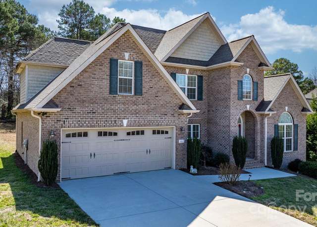 Property at 3815 10th St NE, Hickory, NC 28601, 5 beds, 3 baths