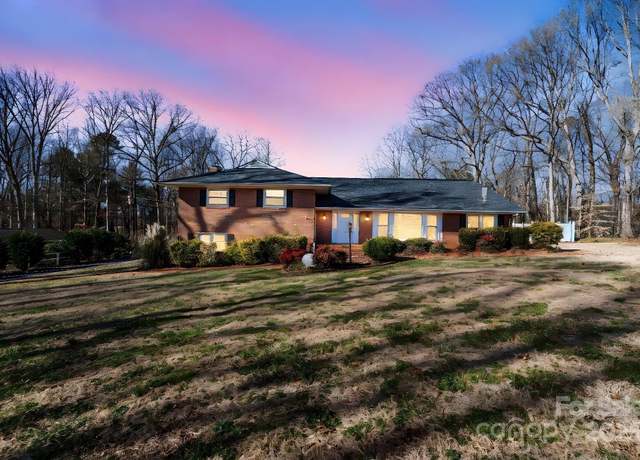 Property at 220 Augusta Dr, Statesville, NC 28625, 3 beds, 2.5 baths