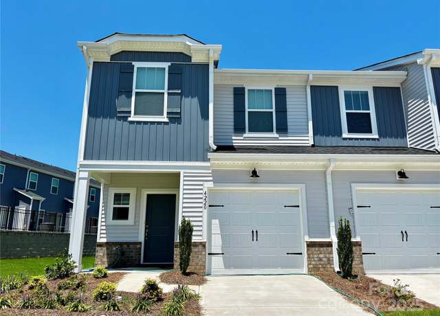 Property at 4220 Summit Woods Dr, Charlotte, NC 28216, 3 beds, 2.5 baths