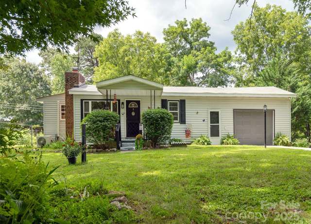 Property at 1323 Locust Grove Rd, Hendersonville, NC 28792, 3 beds, 1 bath