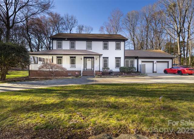 Property at 10700 Chestnut Hill Dr, Matthews, NC 28105, 4 beds, 2.5 baths