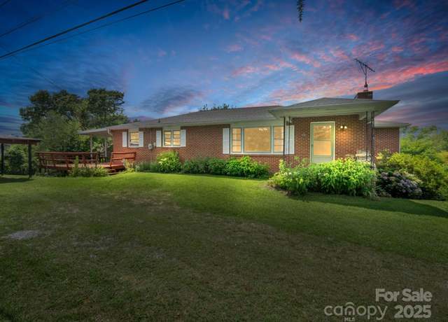 Property at 40 Country View Ln, Hendersonville, NC 28792, 3 beds, 1.5 baths