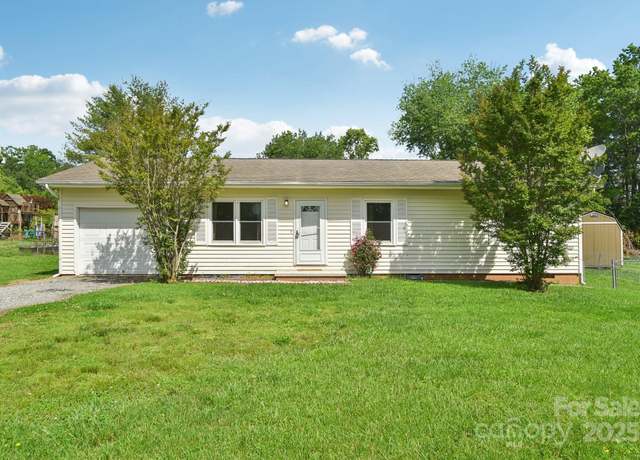 Property at 1181 Runway Dr, Hendersonville, NC 28792, 3 beds, 1.5 baths