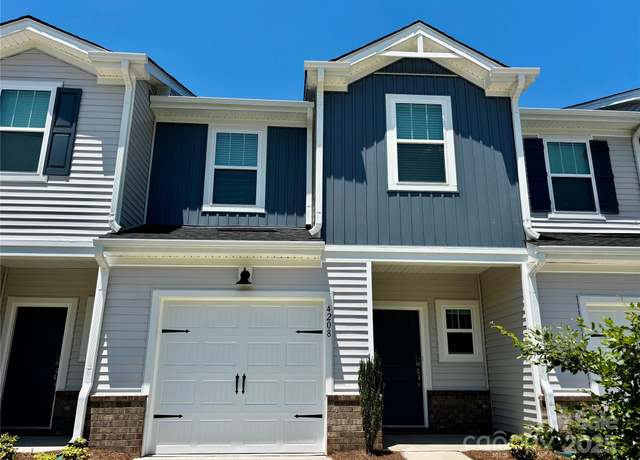 Property at 4208 Summit Woods Dr, Charlotte, NC 28216, 3 beds, 2.5 baths