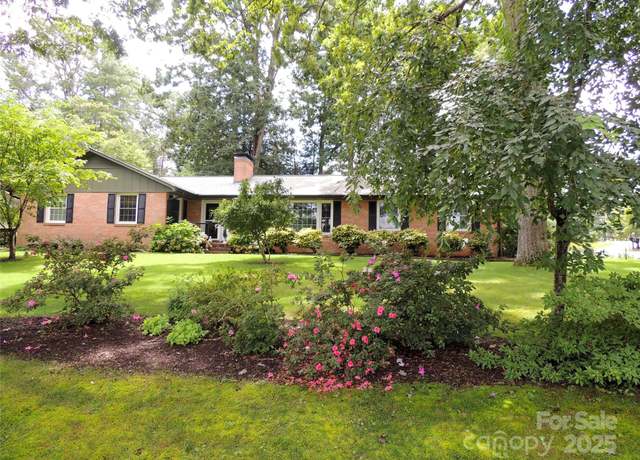 Property at 1220 Everette Pl, Hendersonville, NC 28791, 3 beds, 2 baths
