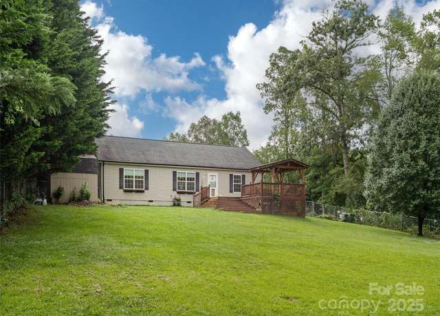 Property at 15 Starling Way, Hendersonville, NC 28792, 3 beds, 2 baths