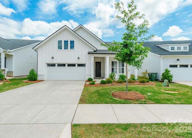 Property at 8008 Brookbank Dr, Charlotte, NC 28269, 3 beds, 2.5 baths