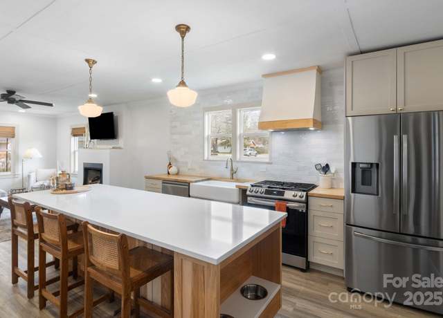 Property at 452 Old Hendersonville Hwy, Brevard, NC 28712, 2 beds, 1 bath