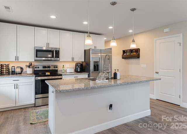 Property at 17 Fair Oaks Rd, Arden, NC 28704, 3 beds, 2 baths