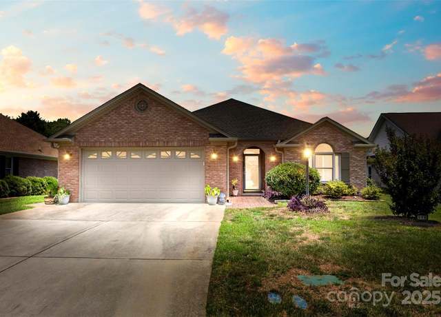 Property at 512 Scarboro Ln, Rock Hill, SC 29732, 2 beds, 2.5 baths