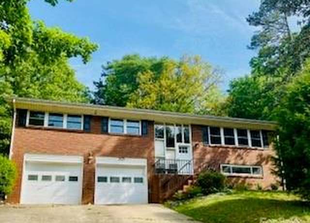 Property at 1525 16th Avenue Cir NW, Hickory, NC 28601, 3 beds, 2.5 baths