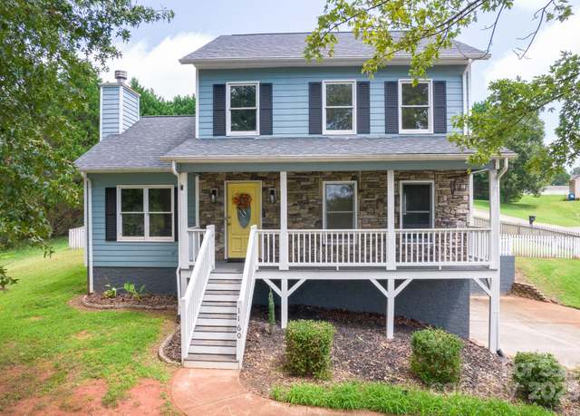 Property at 1160 Mulberry Ln, Hickory, NC 28602, 3 beds, 2.5 baths